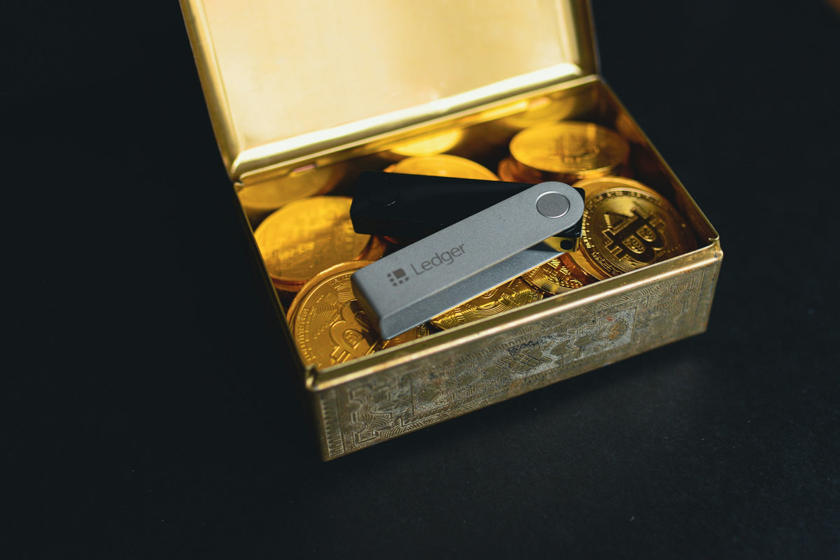 Hardware-Wallet in einer Dose mit Münzen